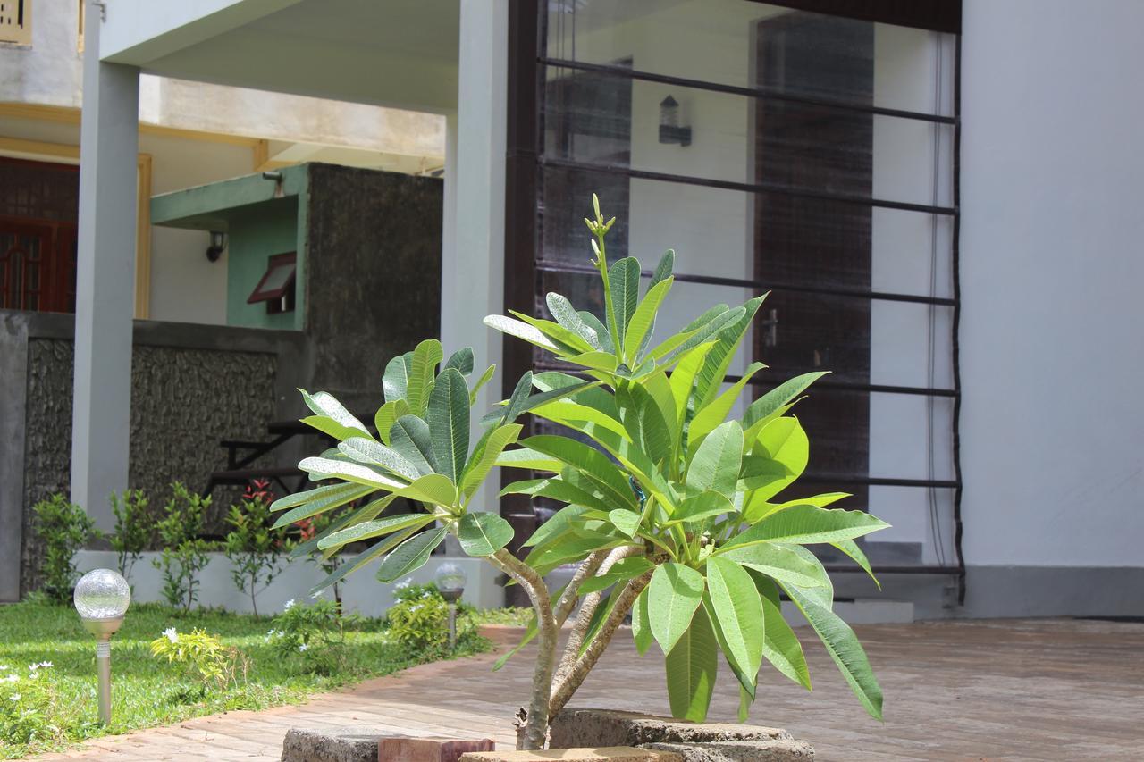 Sea Breeze Deluxe Inn Negombo Extérieur photo